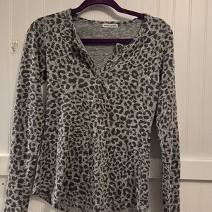 Sweet Romeo Gray and Black Leopard Print Long Sleeve Top